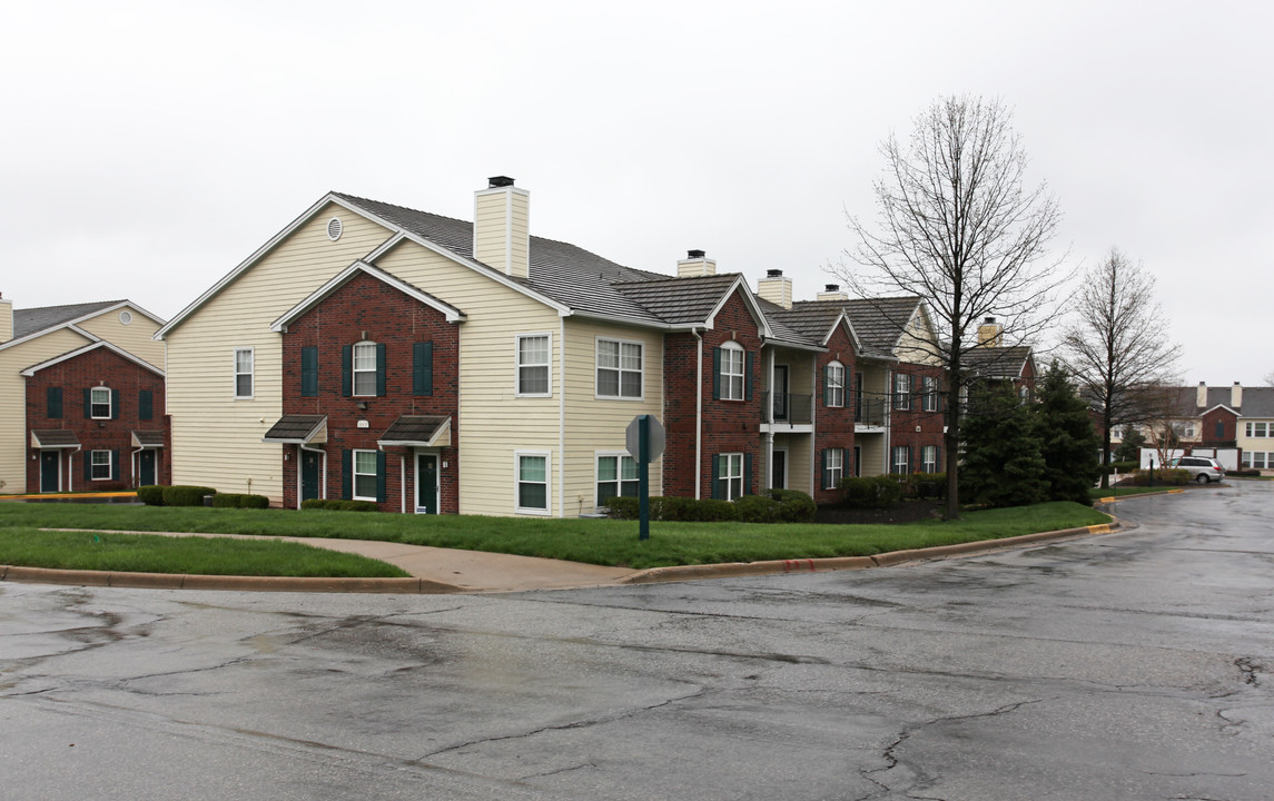 Tomahawk Creek Condominiums in Leawood, KS - Building Photo