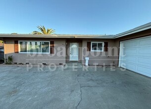 440 Chestnut Ln in Escondido, CA - Building Photo - Building Photo
