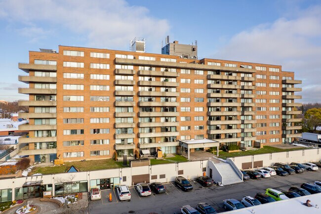 165-205A Frobisher Av in Pointe-claire, QC - Building Photo - Building Photo