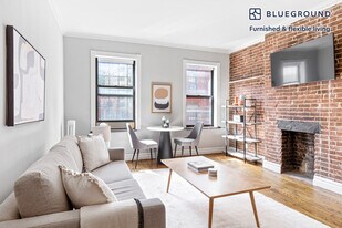 273 W 10th St in New York, NY - Building Photo