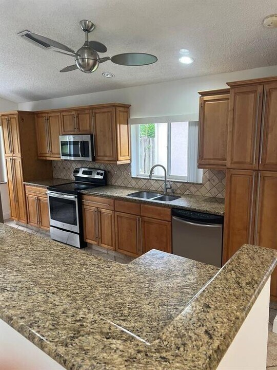 1120 NW 106th Ave in Plantation, FL - Building Photo