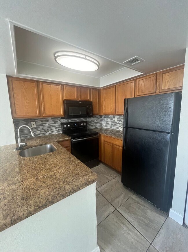 708 Executive Center Dr in West Palm Beach, FL - Foto de edificio - Building Photo