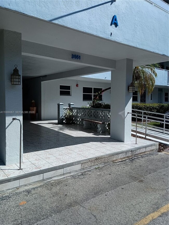 3551 NE 169th St in North Miami Beach, FL - Foto de edificio - Building Photo