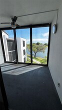 212 Lake Pointe Dr in Oakland Park, FL - Building Photo - Building Photo