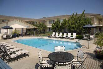 Cambridge Apartments in Huntington Beach, CA - Foto de edificio - Building Photo