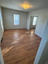 2 Clinton St in Easthampton, MA - Foto de edificio - Building Photo