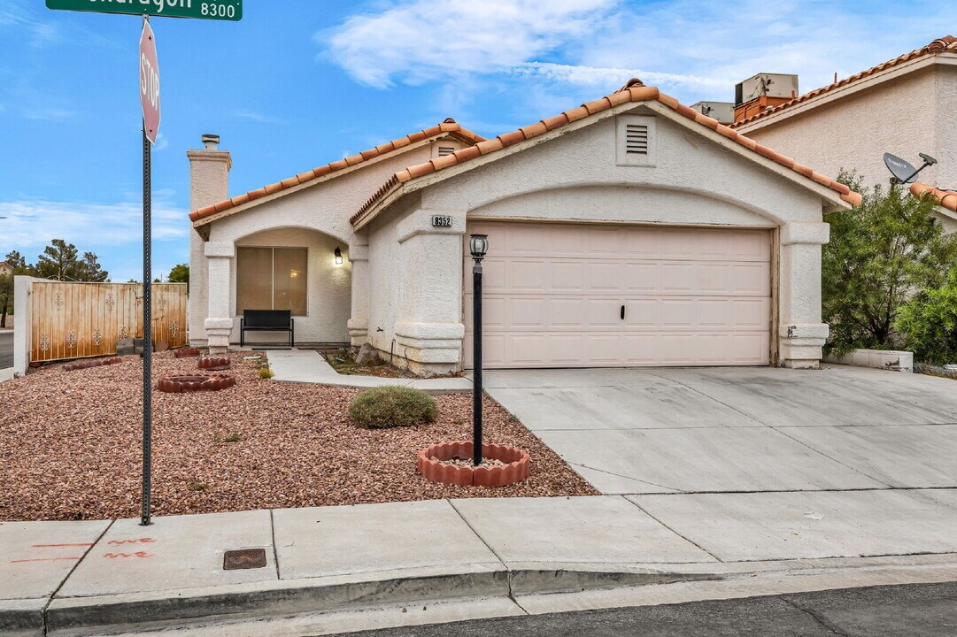 8352 Pendragon Cir in Las Vegas, NV - Building Photo