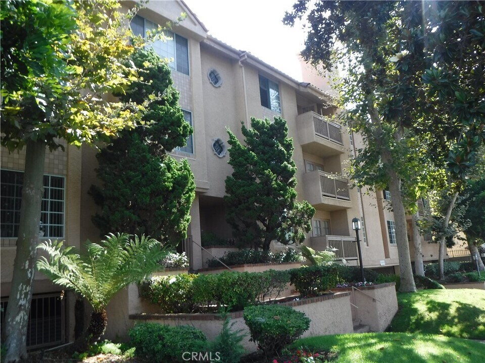 1616 S Barrington Ave in Los Angeles, CA - Building Photo