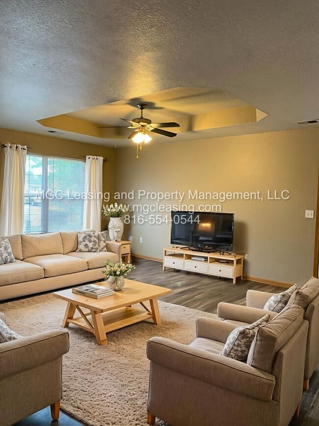 property at 914-916 SW Sandy Ln