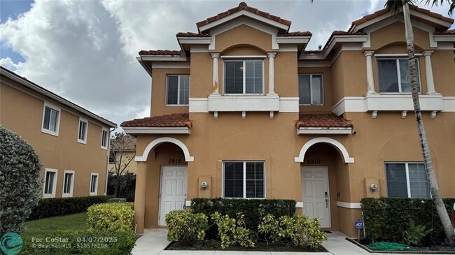 5912 Woodlands Blvd in Tamarac, FL - Foto de edificio - Building Photo