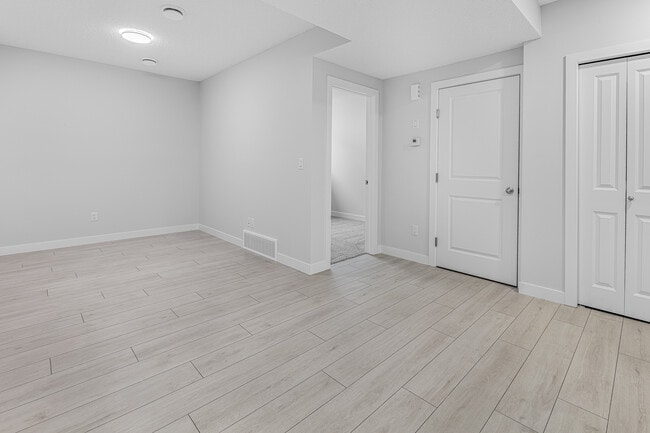 1439 Cherniak Way SW in Edmonton, AB - Building Photo - Building Photo