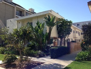 3755 Mentone Ave in Los Angeles, CA - Foto de edificio - Building Photo