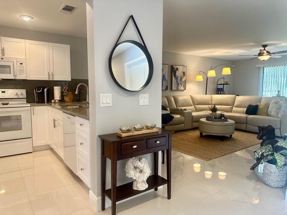 13095 Belhaven Ct in Wellington, FL - Building Photo