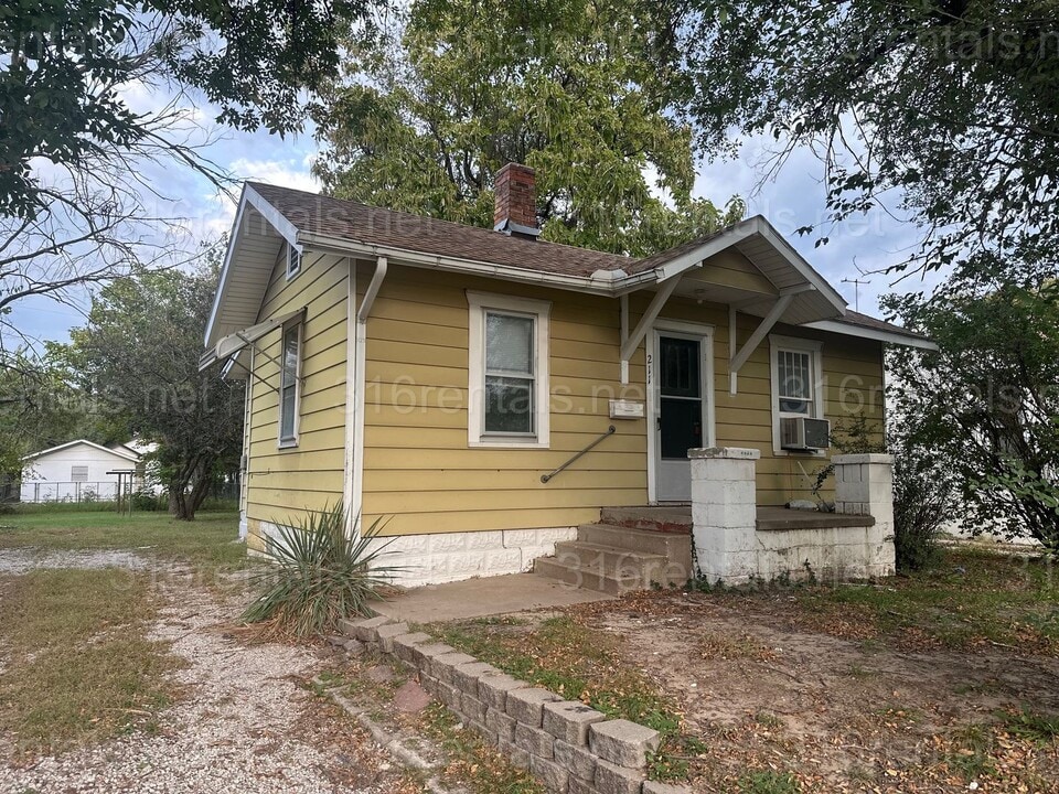 211 N Edwards in Wichita, KS - Building Photo