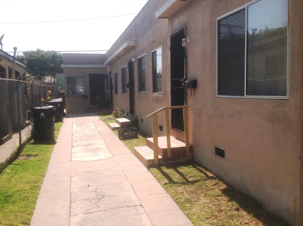 7607 S Hoover St in Los Angeles, CA - Building Photo