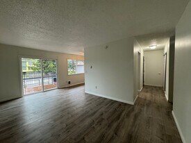 Treecrest 162nd in Portland, OR - Building Photo