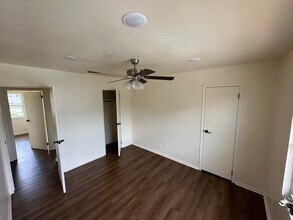 1011 Giovanni St, Unit #2 in Lake Charles, LA - Foto de edificio - Building Photo