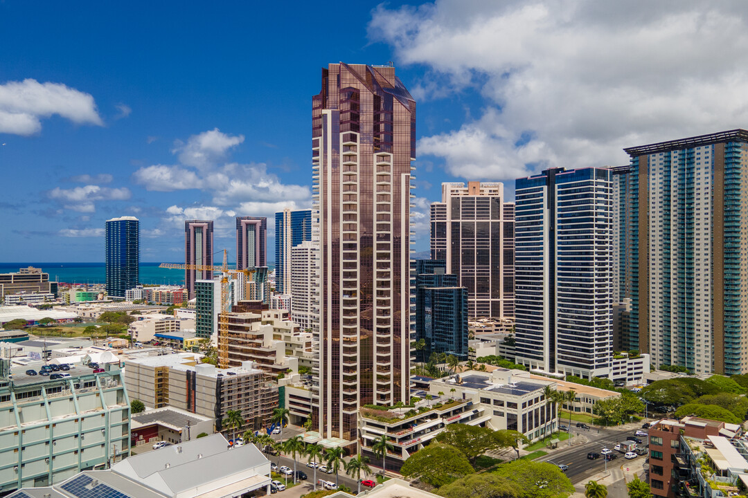 Imperial Plaza in Honolulu, HI - Building Photo