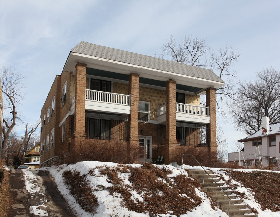 3915 Holmes St in Kansas City, MO - Building Photo