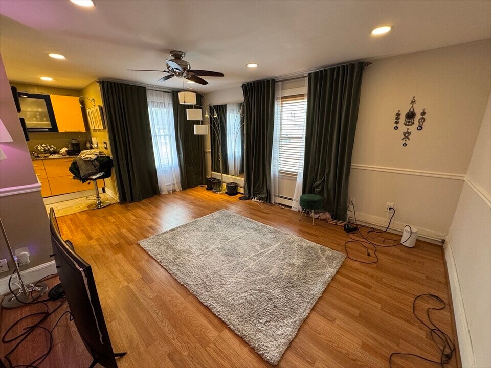18 Plimpton Ave in Norwood, MA - Building Photo