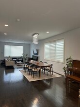 2050 N Hamlin Ave in Chicago, IL - Building Photo - Building Photo