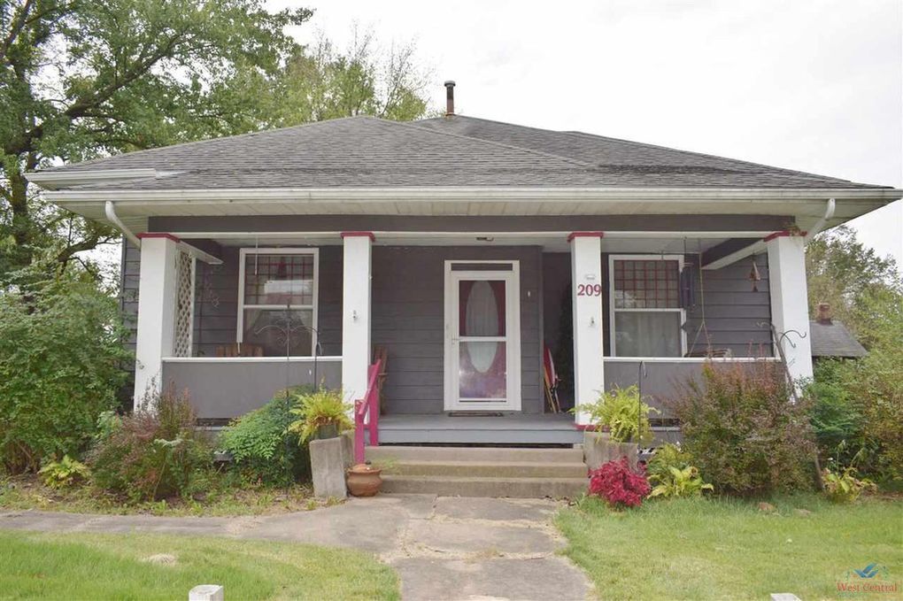 209 W Wimer St in Knob Noster, MO - Building Photo