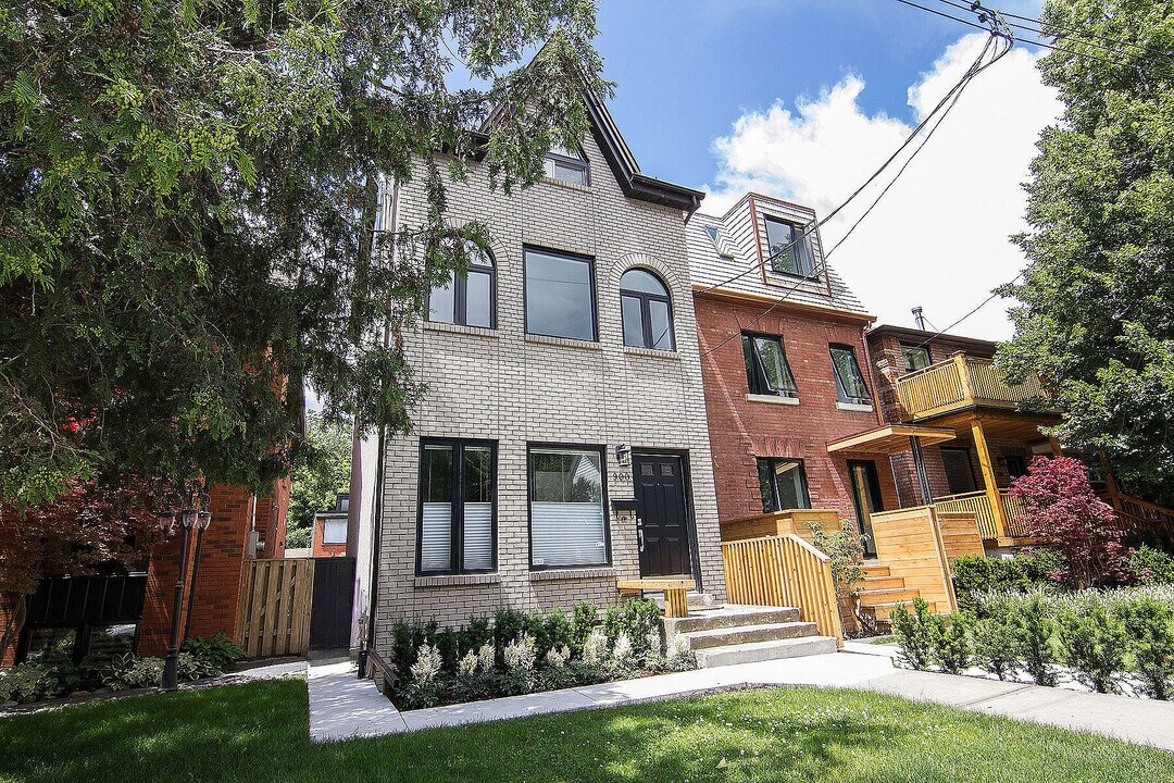 900 Manning Ave in Toronto, ON - Building Photo