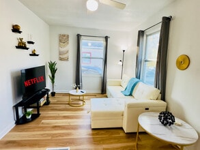 1316 Whiting St SW in Wyoming, MI - Foto de edificio - Building Photo