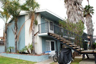 210 Chicago Ave in Huntington Beach, CA - Foto de edificio - Building Photo