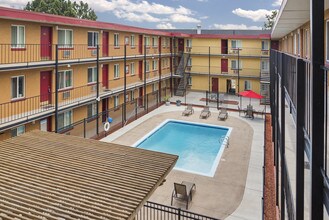 Newport Square Apartments - Historical Access in Colorado Springs, CO - Foto de edificio - Building Photo