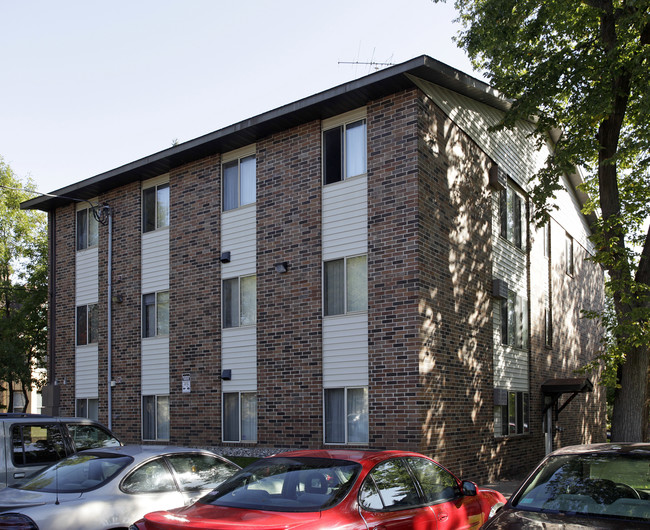 Campus Plaza Student Apartments in St. Cloud, MN - Foto de edificio - Building Photo