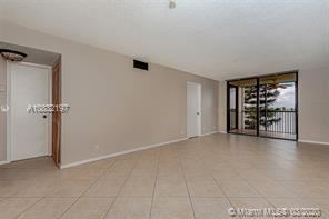 111 Lake Emerald Dr in Oakland Park, FL - Building Photo - Building Photo