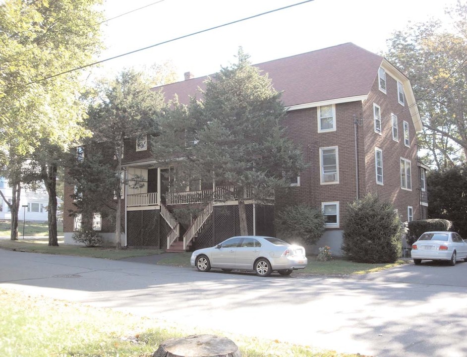 82 French St in Stoughton, MA - Foto de edificio