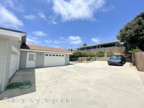1810 Laurel Rd in Oceanside, CA - Building Photo - Building Photo