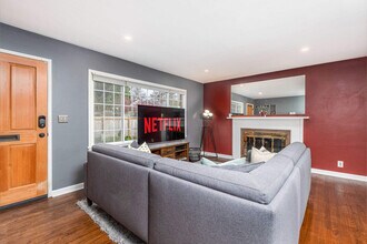 3701 SW Henderson St in Seattle, WA - Building Photo - Building Photo