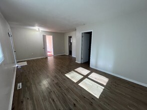 912 E Skinner St in Wichita, KS - Foto de edificio - Building Photo