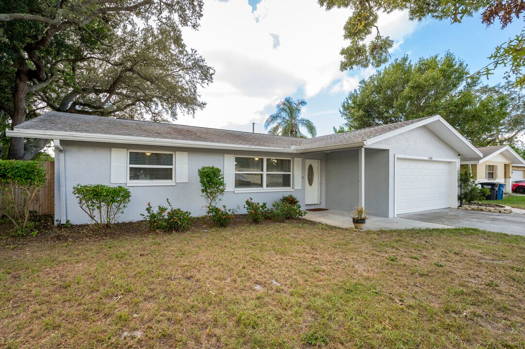 1749 Sunset Point Rd in Clearwater, FL - Foto de edificio
