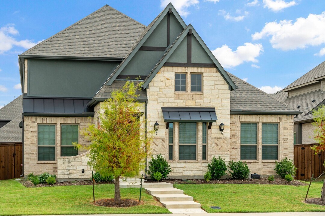 12629 Mercer Pkwy in Farmers Branch, TX - Foto de edificio