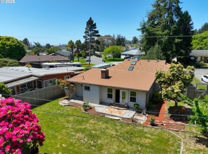 337 Spruce Dr in Brookings, OR - Building Photo - Building Photo