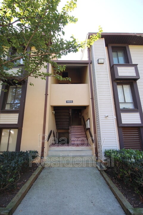 11615 Stoneview Square in Reston, VA - Foto de edificio
