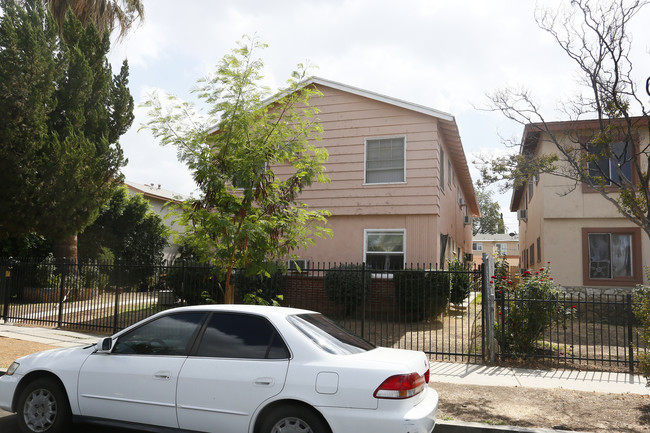 20542 Hartland St in Winnetka, CA - Foto de edificio - Building Photo