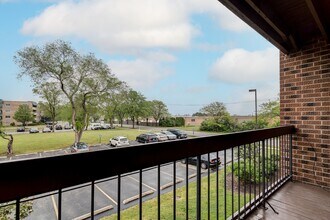 900 Perrie Dr, Unit 3 in Elk Grove Village, IL - Building Photo - Building Photo