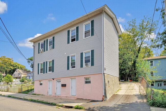 19 Hawkins St in Derby, CT - Foto de edificio - Building Photo