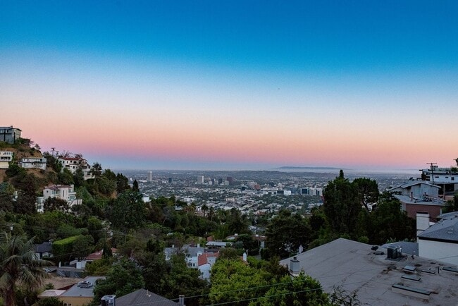 8835 Evanview Dr in Los Angeles, CA - Building Photo - Building Photo