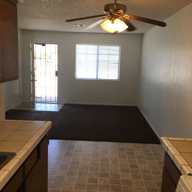 2924 Diamond St, Unit 4 in Rosamond, CA - Foto de edificio - Building Photo