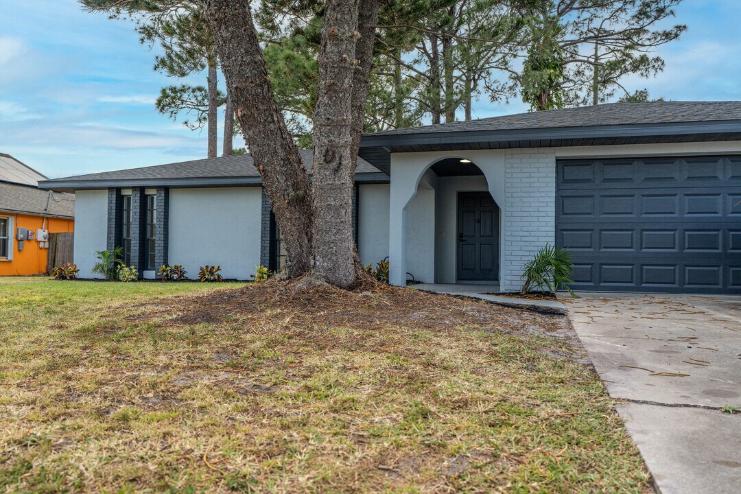 306 Harvey Ave NE in Palm Bay, FL - Building Photo