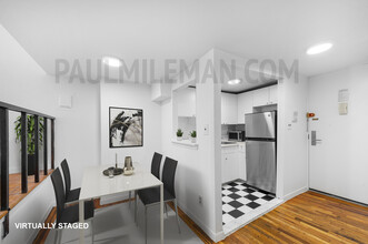 85 E 10th St in New York, NY - Foto de edificio - Building Photo