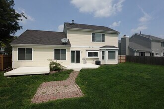 1492 Golden Oaks Pkwy in Aurora, IL - Building Photo - Building Photo