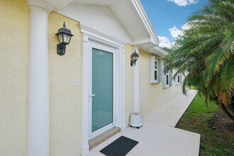 10853 SW Elsinore Dr in Port St. Lucie, FL - Building Photo - Building Photo