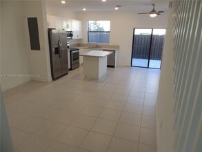 829 NE 211th St in North Miami Beach, FL - Building Photo - Building Photo